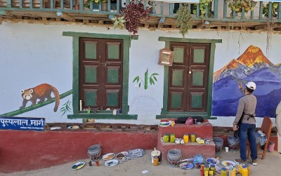 दिक्तेलमा चित्र बनाउँदै ललितकला क्याम्पसका विद्यार्थी   